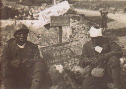 Tirailleurs "sénégalais" blessés à Chaudun sur la route de Courmelles et Soissons le 20 juillet 1918